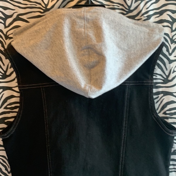 🏷️ 3 for $10
Black jean sleeveless jacket with gray hoodie - Picture 11 of 16